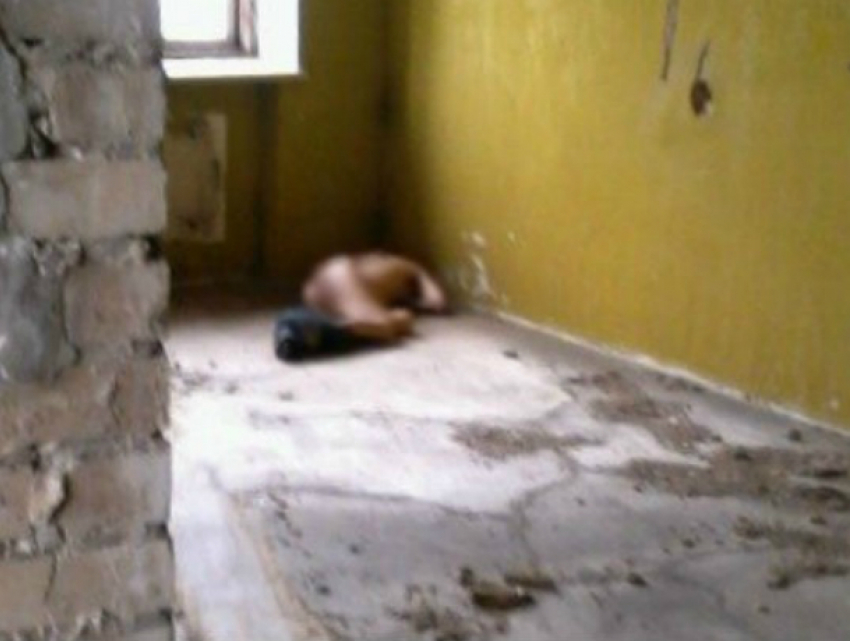Тело «загадочного» мужчины обнаружили на заброшенной стройке Ростова