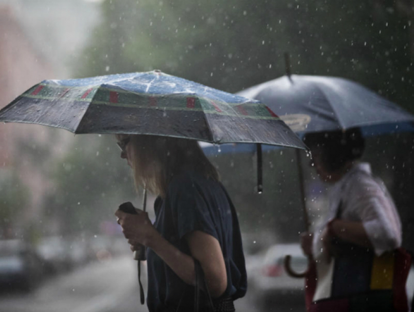 Ливневые дожди и грозы вынудят провести воскресный выходной дома жителей Ростова