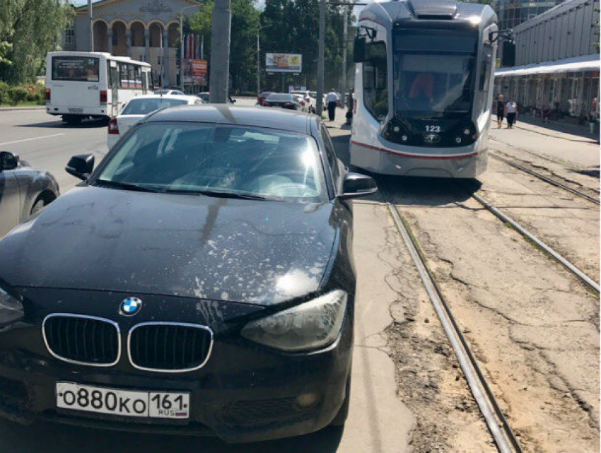 Автохам на черном BMW собрал пробку из десяти трамваев в Ростове-на-Дону