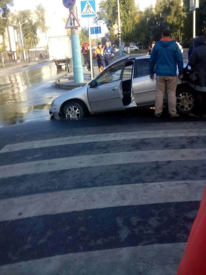 В Ростове машина провалилась под асфальт