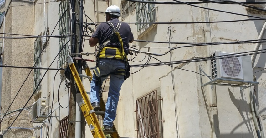 В центре Ростова, на углу Садовой и Буденовского демонтируют линии связи
