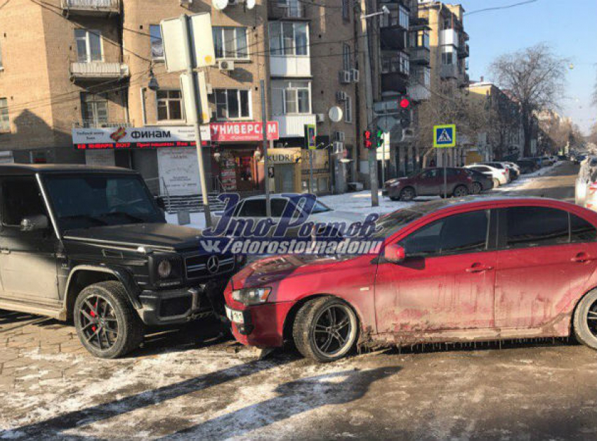 Эпичное ДТП в Ростове: иномарка на скользкой дороге «влетела» в дорогой Mercedes 