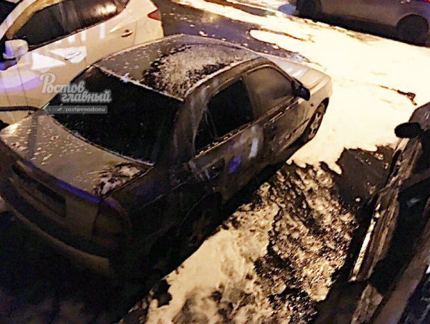 Две иномарки вспыхнули как факел на Левенцовке в Ростове