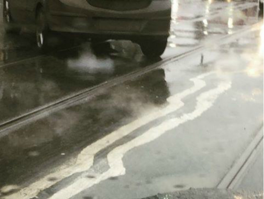 Поплывшая после дождя дорожная разметка в центре Ростова вызвала печальную иронию у горожан