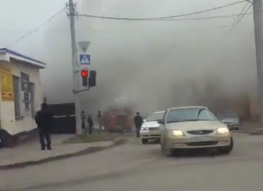 Крупный пожар в Ростове с пугающим дымом попал на видео