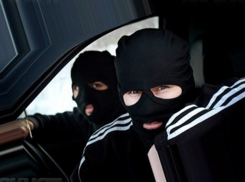 Четверо бандитов в масках избили мужчину на дороге в Ростовской области