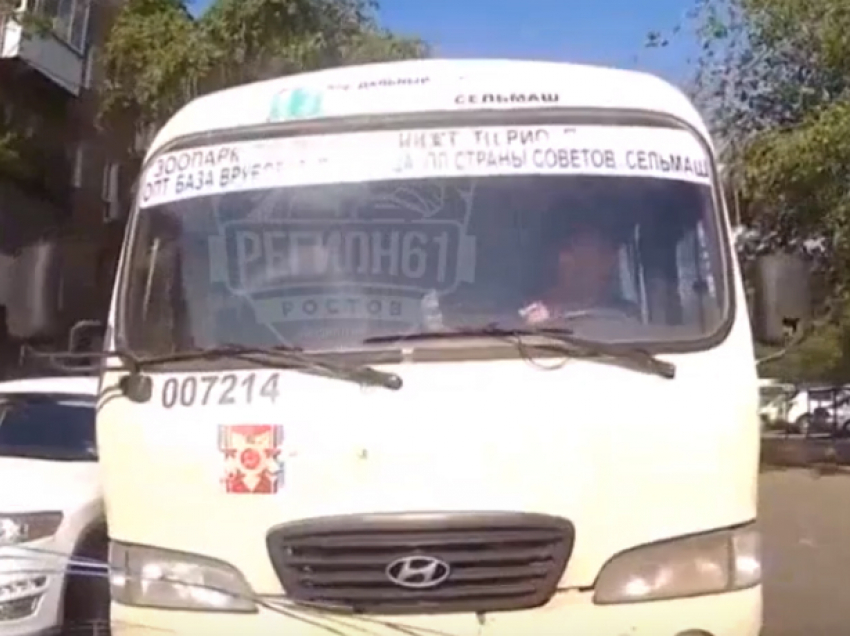Наглого маршрутчика жестко проучил справедливый водитель на встречке в Ростове