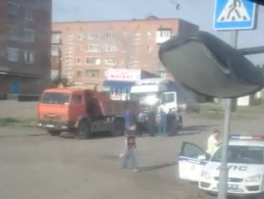 Отброшенный колесоотбойником на бензовоз водитель иномарки погиб на трассе в Ростовской области