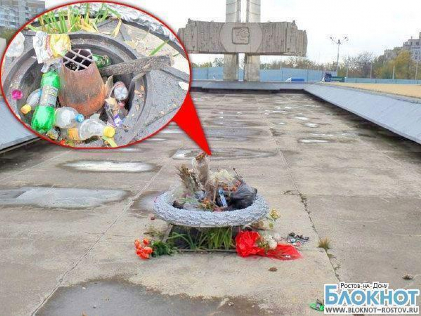 В Ростове чашу Вечного огня на Театральной площади превратили в мусорку