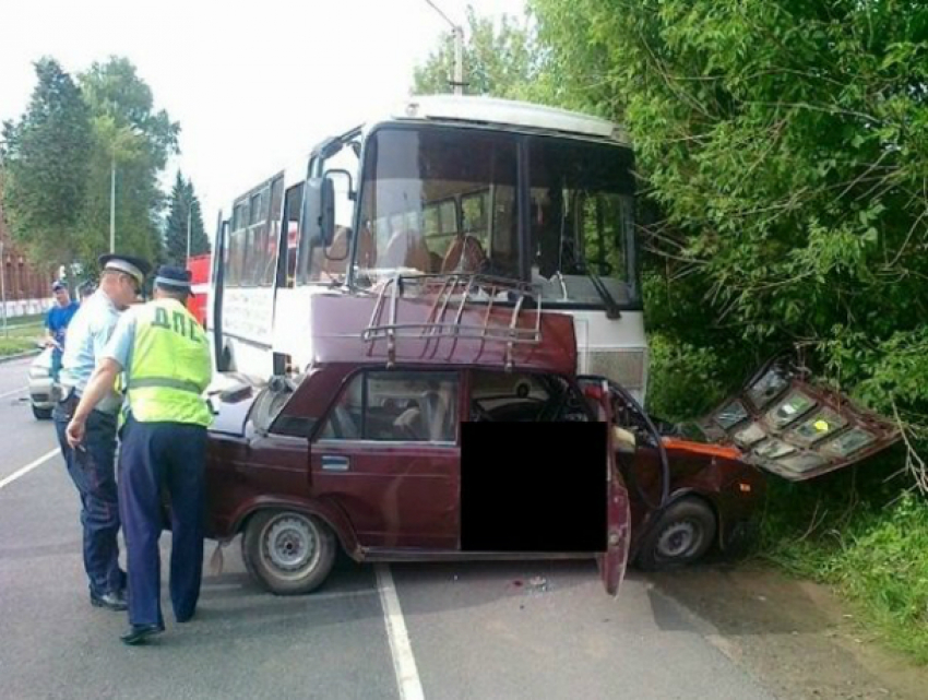 Смертельное ДТП с выскочившим наперерез автобусу ВАЗом произошло в Ростовской области