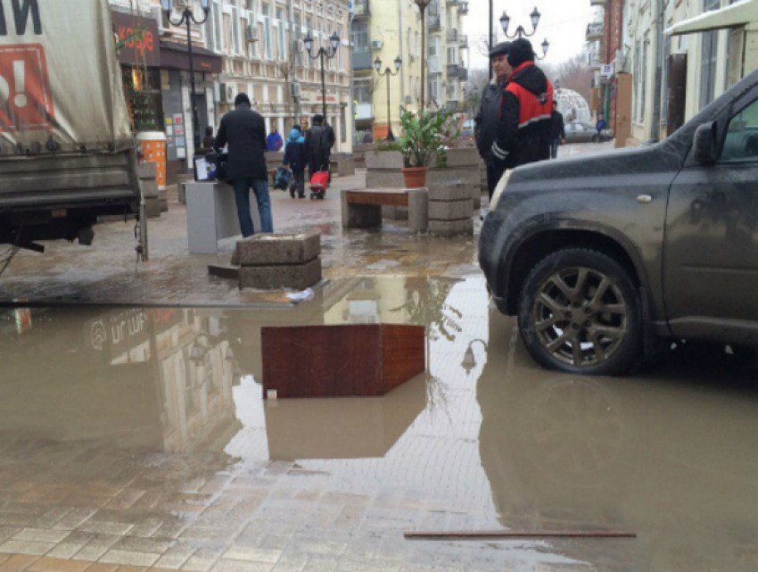 Грузовая «Газель» провалилась в огромную лужу на переулке Соборный в Ростове