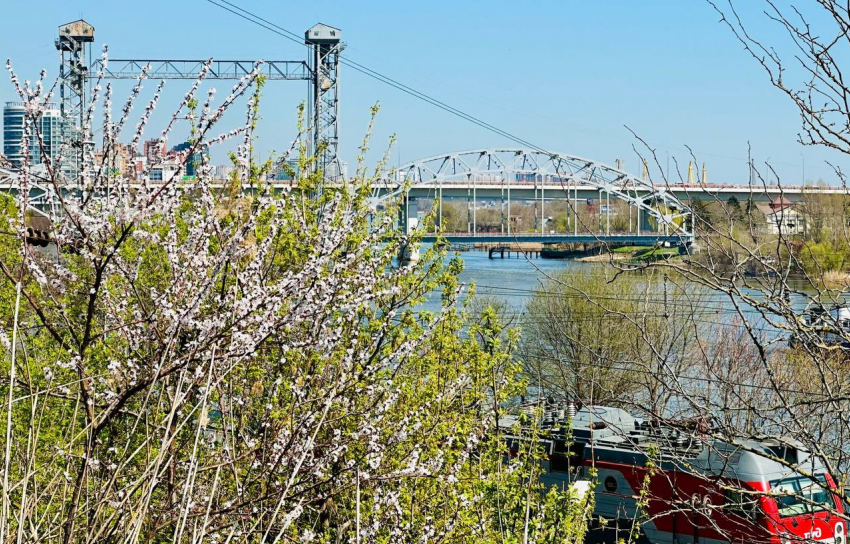 Александр Скрябин поздравил жителей Железнодорожного района Ростова с днём основания