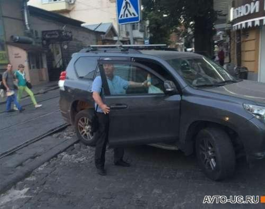 В Ростове водитель иномарки с «красивыми номерами» перекрыл дорогу трамваю и пошел за мясом 