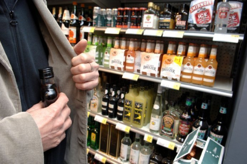 Двое жителей Шолоховского района стащили из магазина несколько бутылок спиртного