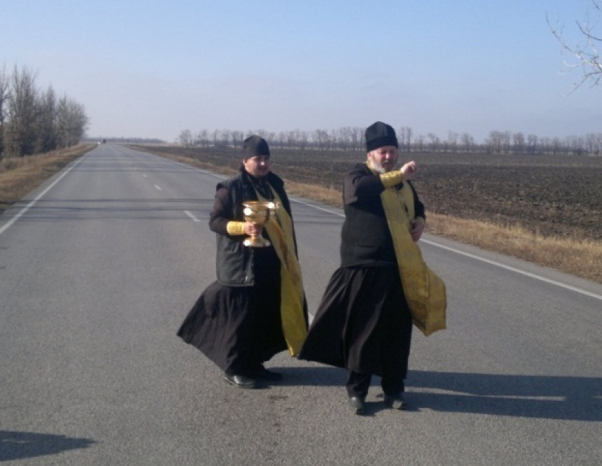 Опасные участки дороги Ростов - Волгодонск священники окропили святой водой