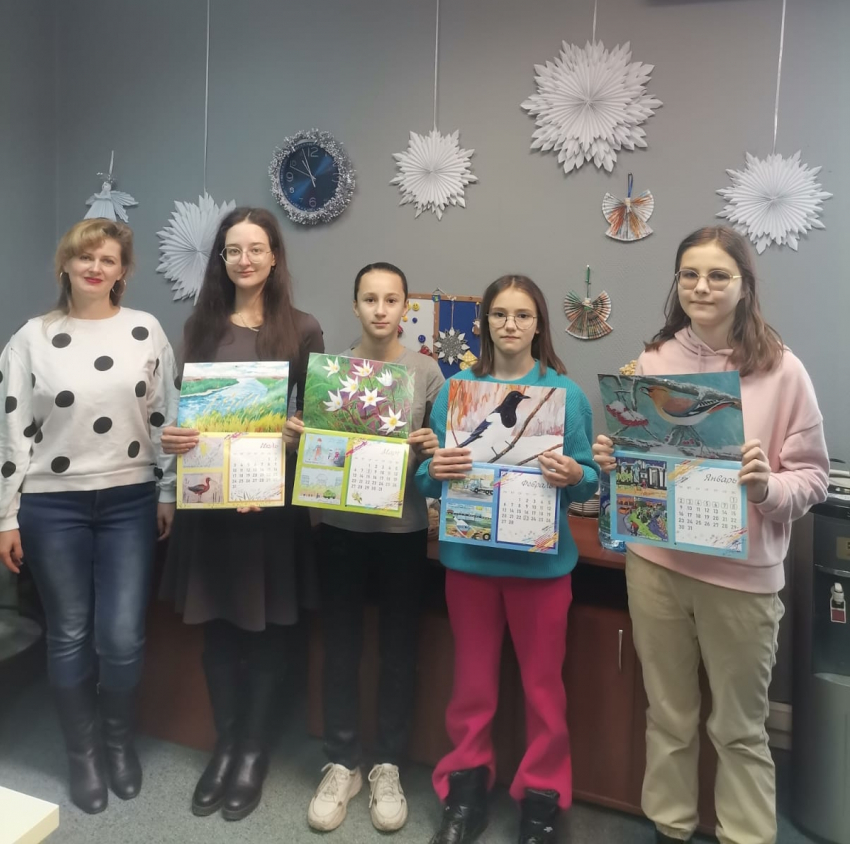 ГК «Чистый город» подарил участникам конкурса экологических рисунков на Новый год календари