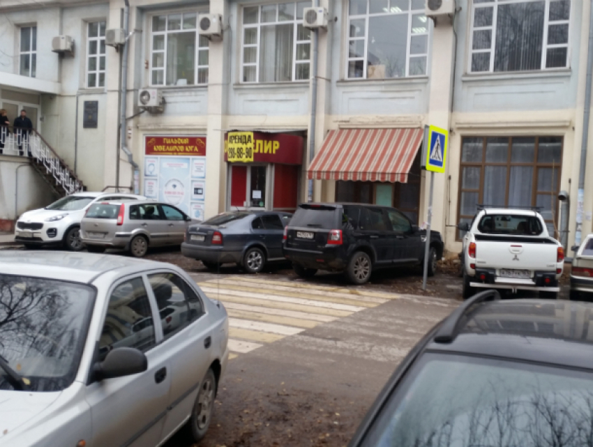 Блокировавшие «зебру» автохамы вынуждают пешеходов с детьми бросаться под колеса машин в Ростове