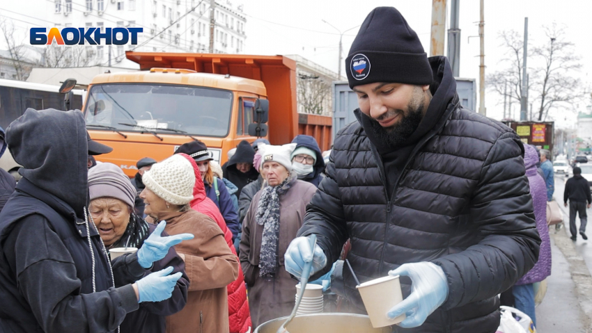 Бутербродами и супом накормил бездомных на рынке Ростова модный стилист