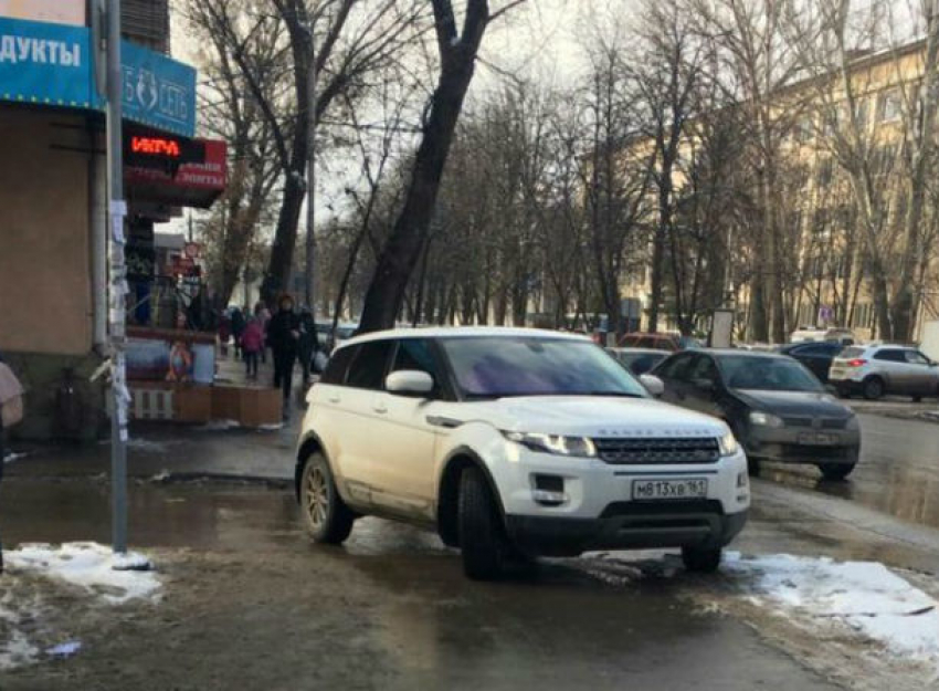 Тротуарный «парадокс» улыбчивой ростовской автоледи на джипе возмутил горожан