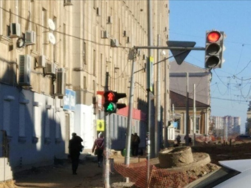 В центре Ростова «сошедший с ума» светофор заставляет прохожих рисковать своей жизнью