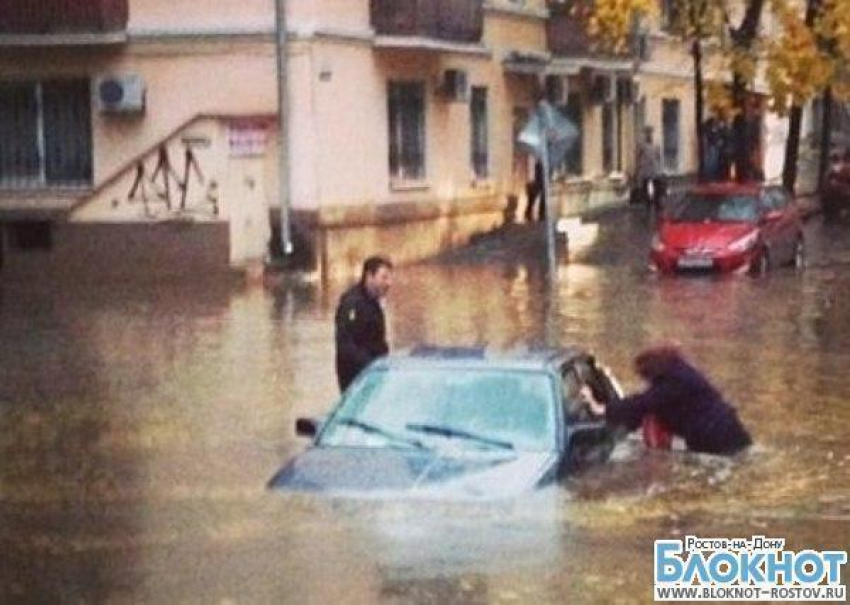 В Ростове из-за ливня оказались затоплены улицы: машины тонут в потоках воды