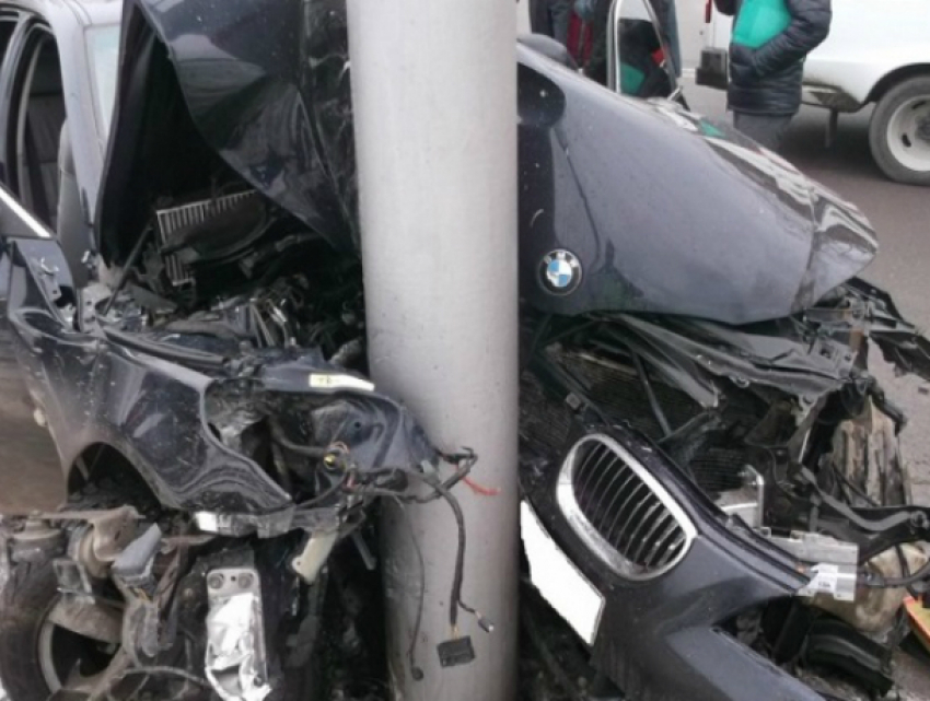 Мчавшийся на бешеной скорости BMW расшибся о внедорожник и улетел в столб в центре Ростова