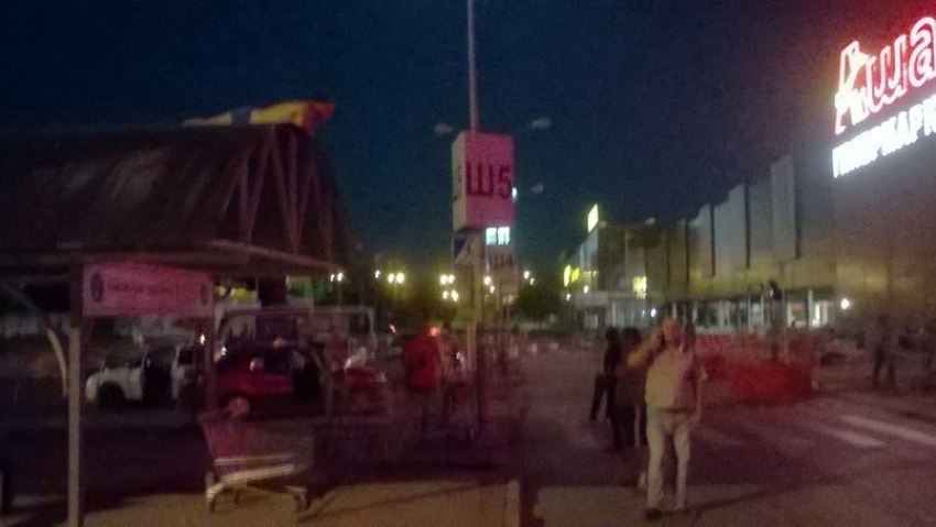 В Ростове голый мужчина залез на крышу остановки ТЦ «Мега» и потребовал сотрудников ФСБ 
