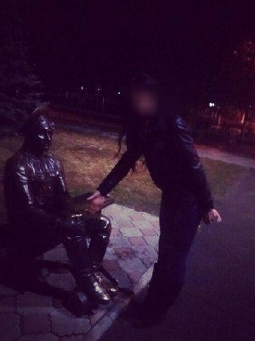 После похабных фото девушки вымыли скульптуру казака