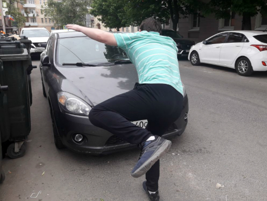 Предприимчивый прыгун под колеса начал орудовать на оживленном перекрестке в Ростове
