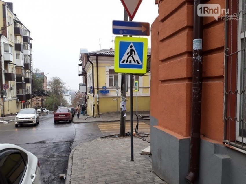 "Гениальное» расположение дорожных знаков в Ростове: не можешь пройти - облетай