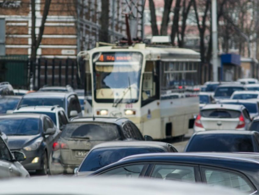 Сразу два ДТП с участием общественного транспорта парализовали движение в центре Ростова