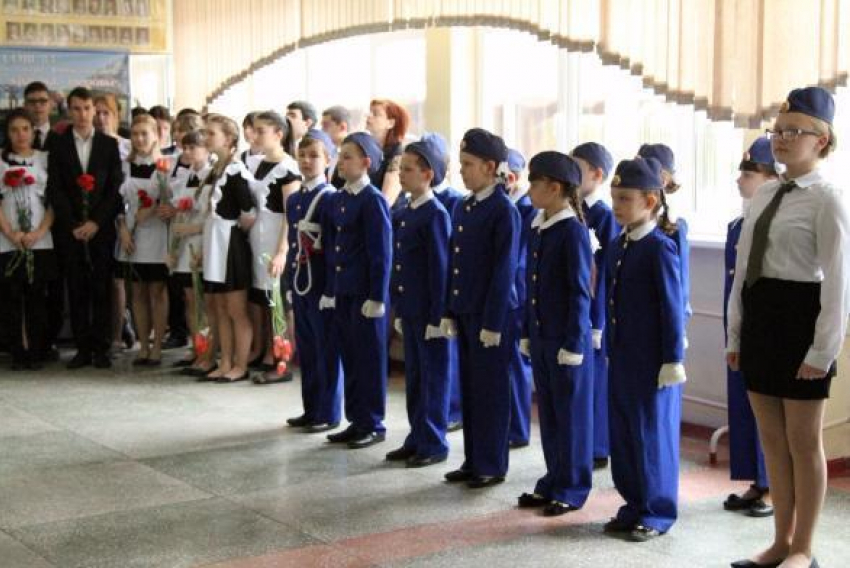 В честь героев-пожарных в Ростове на фасаде школы открыли памятную доску