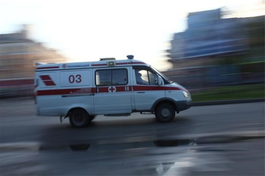 В Ростове водитель «Ниссана» сильно сдал назад и сбил подростка на газоне 