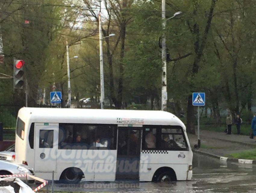 Переполненная пассажирами маршрутка провалилась в яму с водой на перекрестке Ростова