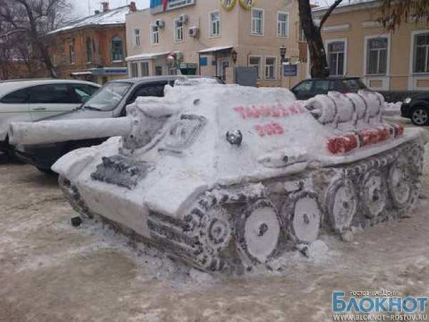 В Новочеркасске появился танк из снега и льда 