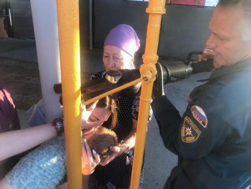 В Ростовской области двухлетний ребенок застрял между трубами