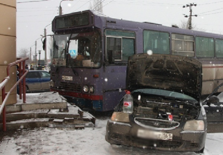 В Батайске автобус после столкновения с иномаркой едва не въехал в магазин