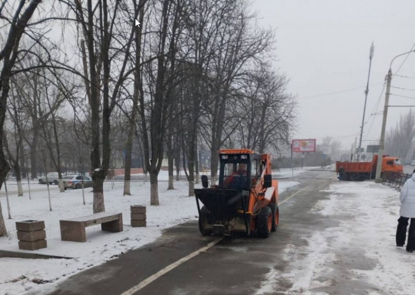 После ухудшения погоды дороги Ростова чистят от снега 125 спецмашин