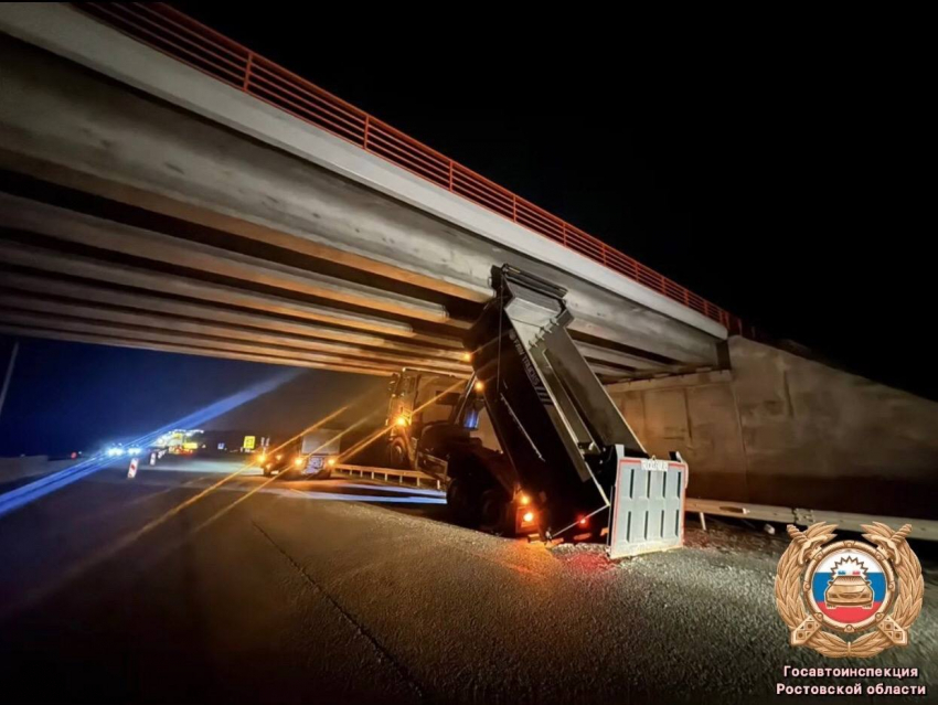 На М-4 Дон самосвал с поднятым кузовом врезался в конструкцию моста 