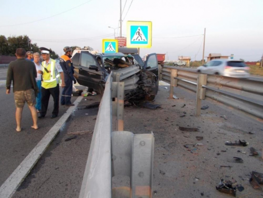 Автомобиль BMW влетел в отбойник, водитель погиб на месте происшествия