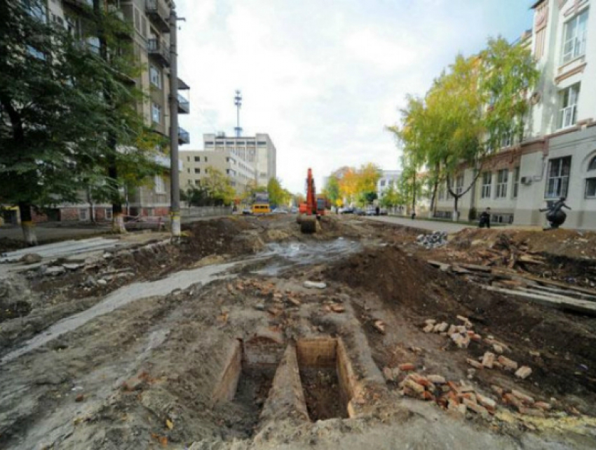 Смертельный перелом позвоночника получил мужчина после падения в яму на разрытой улице Ростова