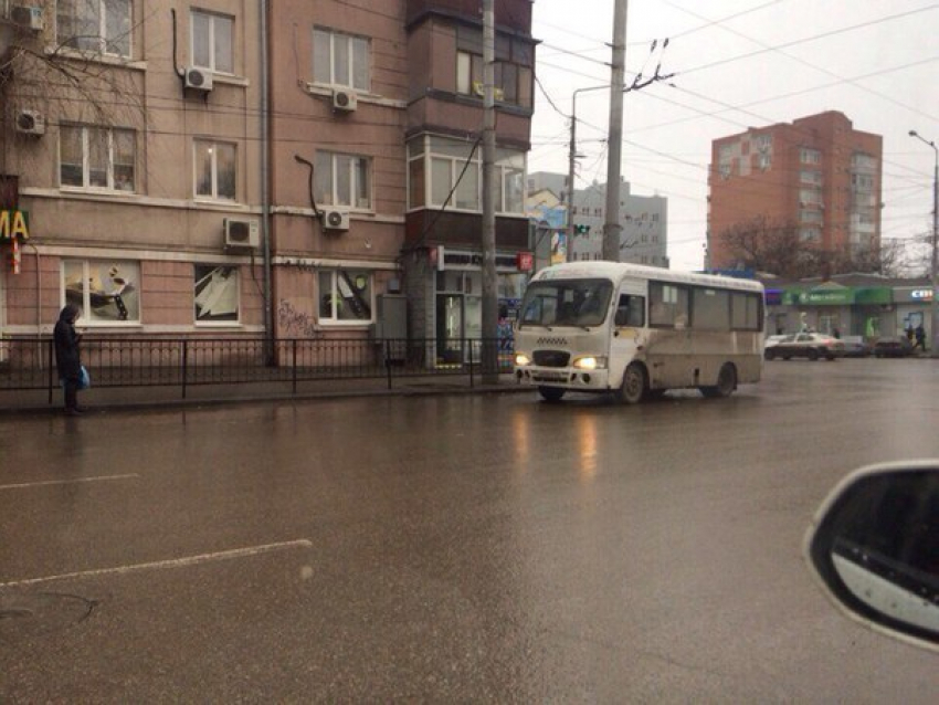 В центре Ростова жители вынуждены ждать маршрутку не на остановке, а на дороге