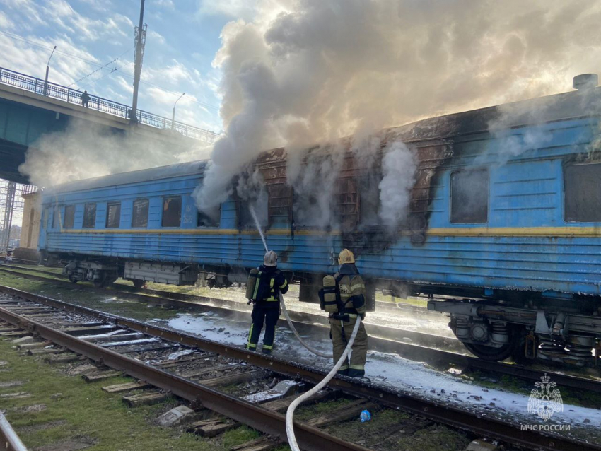 В Ростове сгорел списанный вагон