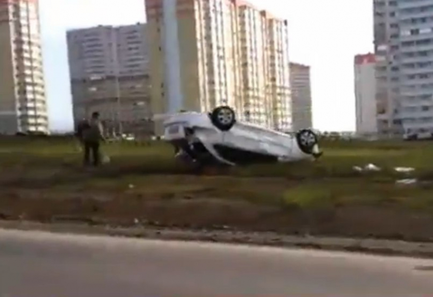 В результате ДТП в Ростове Daewoo снесло на обочину и перевернуло на крышу 
