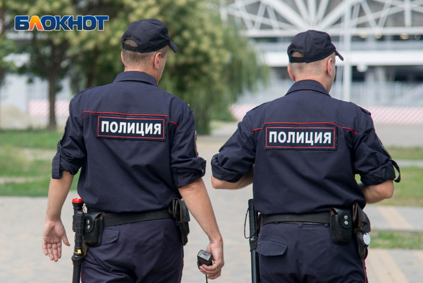 В Ростове полицейские предотвратили хищение 300 тысяч рублей у пенсионера и задержали курьера мошенников