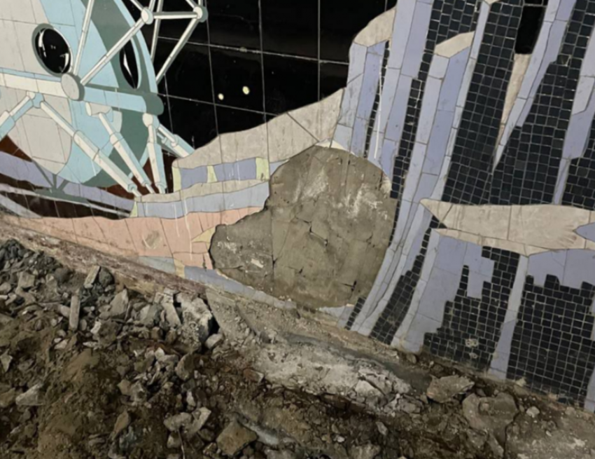 В подземном переходе на Кировском в Ростове обвалилось мозаичное панно