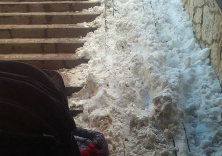 Жуткий заваленный снегом пандус возмутил ростовских матерей