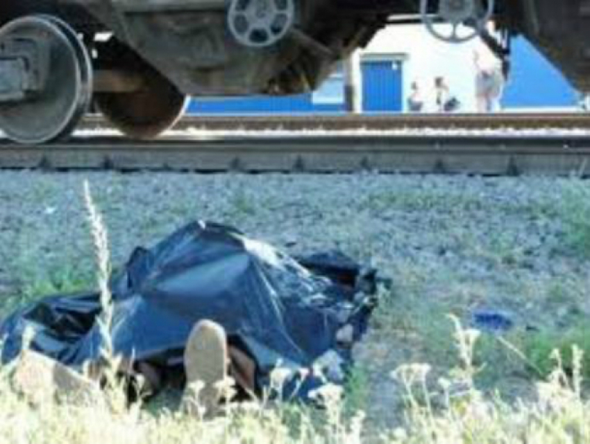 Молодой мужчина погиб под колесами поезда на глазах у многочисленных прохожих в Ростове