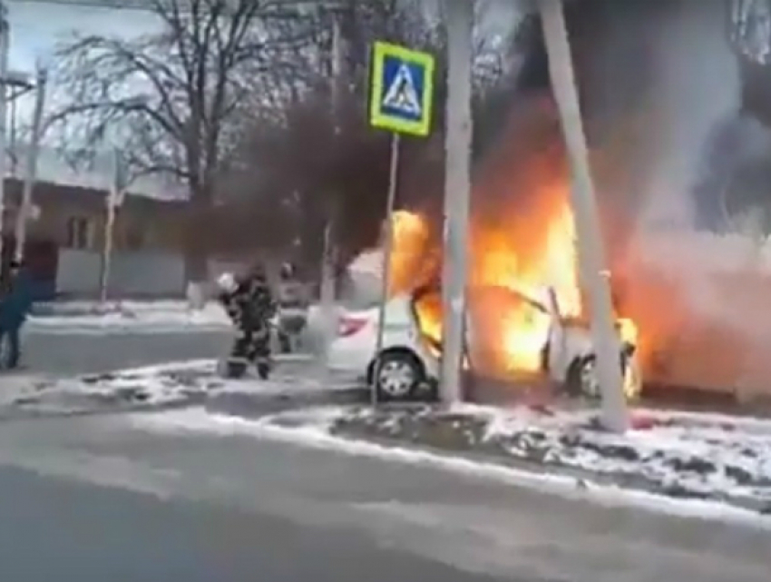 Такси с пассажирами загорелось после ДТП в Ростовской области и попало на видео