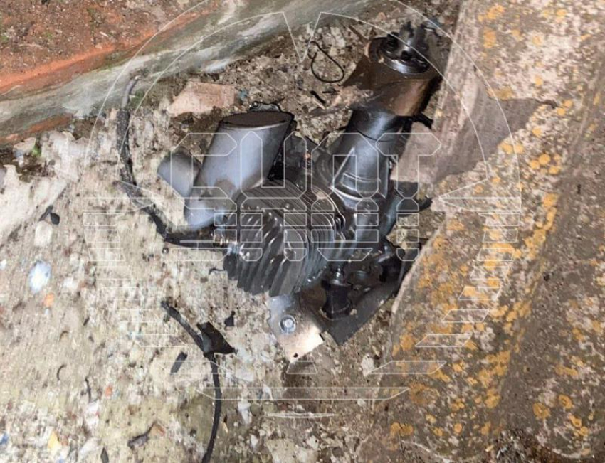 В Морозовске остатки беспилотника упали на жилой дом и убили собаку
